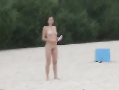 Весёлые забавы двух обнажённых девчонок на общественном пляже