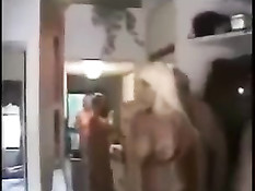 Зрелые семейные пары занимаются групповым сексом в свинг клубе