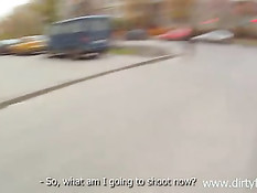 Пацан с видеокамерой познакомился с Машей и снял её в порно клипе