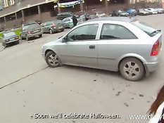 Пацан с видеокамерой познакомился с Машей и снял её в порно клипе