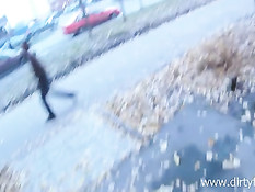 Пацан с видеокамерой познакомился с Машей и снял её в порно клипе