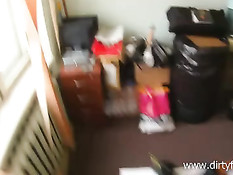 Альбина пришла в контору по делу, но пришлось трахаться с парнем