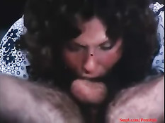 Порно актриса Linda Lovelace заглатывает хуй парня по самые гланды