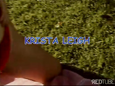 Krista Leigh в траве дрочила член сиськами, пока мужчина не кончил