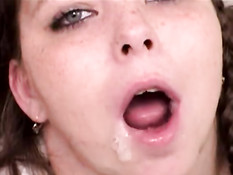 Sunshine filled up and sucking two shlongs