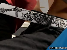 Геи любовники занимались на кровати сексом в экзотических позах