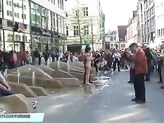 Голая немецкая девка гуляет по улицам привлекая внимание народа