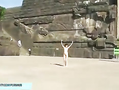 Голая немецкая девка гуляет по улицам привлекая внимание народа