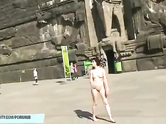 Голая немецкая девка гуляет по улицам привлекая внимание народа