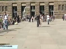 Голая немецкая девка гуляет по улицам привлекая внимание народа