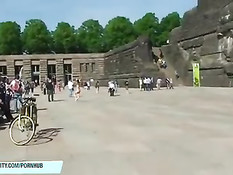 Голая немецкая девка гуляет по улицам привлекая внимание народа