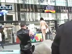 Голая немецкая девка гуляет по улицам привлекая внимание народа