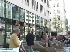 Голая немецкая девка гуляет по улицам привлекая внимание народа