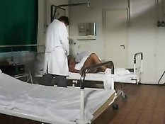 Медсестра делает куннилингус больной, а та отсасывает доктору хуй