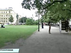 Безбашенная длинноволосая девушка гуляет по парку в голом виде