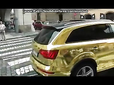 Красивая молодая блондиночка обнажается и трахается под мостом