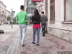 Длинноволосая русская девушка Кристина снимается в порно клипе