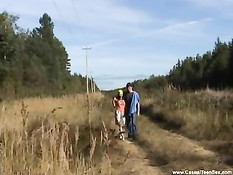 Русская девка и её молодой человек занимаются сексом на природе