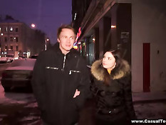 Парень привёл домой одинокую девчонку и оттрахал её на диване