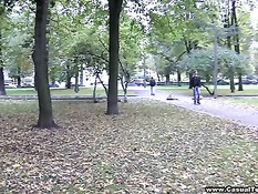 Новая знакомая согласилась пойти к парню в гости и сделать минет