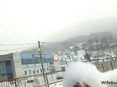 Мужчина привёз свою жену в лес и занимался с ней сексом на снегу