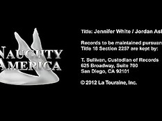 Горячая брюнетка Jennifer White отсосала член и забралась на парня