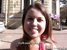 Агент подбирает на улице девок для съёмок в любительском порно