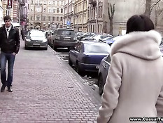 Русская брюнеточка согласилась пойти с парнем и заняться сексом