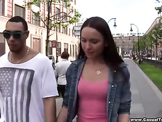 Лена помогла чёрному парню найти улицу и отсосала длинный член