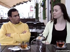 Чёрный паренёк снял в кафе русскую девку и повёл домой трахать