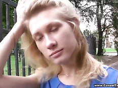 Молодая русская блондиночка идёт трахаться с новым бойфрендом