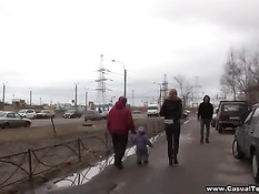 Парень предложил юной русской незнакомке заняться с ним сексом