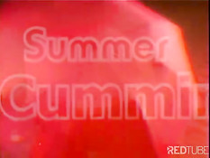 Грудастая брюнеточка Summer Cummings мастурбирует вибратором