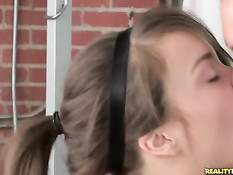 Лесбиянки Alyssa Reece и Malena Morgan трахаются в спортивном зале
