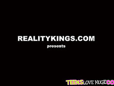 Толстый чёрный член входит во влагалище молодой девки Riley Reid