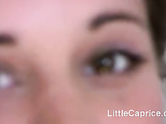 Горячая чешская девушка Little Caprice трахается с парнем в туалете