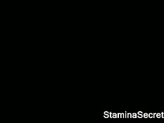 Симпатичная мулатка показала свой большой клитор и дала отлизать