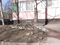 Девчонка Вика сразу согласилась пойти с пареньком и потрахаться