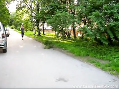 Молодая русская сучка для секса привела домой незнакомого парня