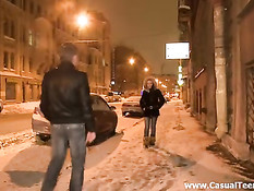 Он привёл домой грудастую русскую подружку и трахнул на диване