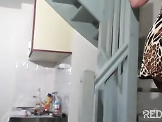 Мужики ебут французскую женщину и девушку во влагалище и анус