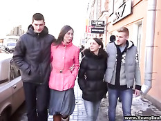 Питерские студенты вечером занимались групповым сексом на диване