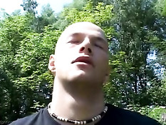 Взбешённая жена повалила на траву и отшлёпала любовницу мужа