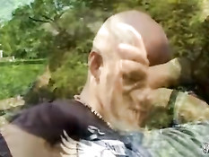 Взбешённая жена повалила на траву и отшлёпала любовницу мужа