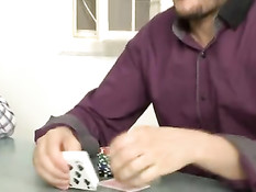 Мужчины играют в покер и занимаются групповым сексом с Алисой