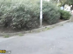 Турист снял на улице симпатичную брюнетку и развёл на секс и минет