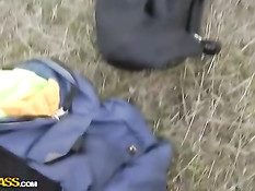 Турист снял на улице симпатичную брюнетку и развёл на секс и минет