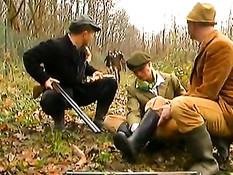 Французские охотники после охоты отодрали и залили спермой даму