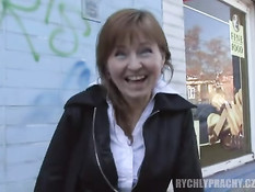 Чешская женщина за деньги согласилась трахаться с парнем на улице