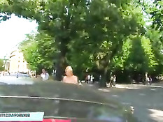 Безбашенная блондиночка гуляет по большому городу в голом виде